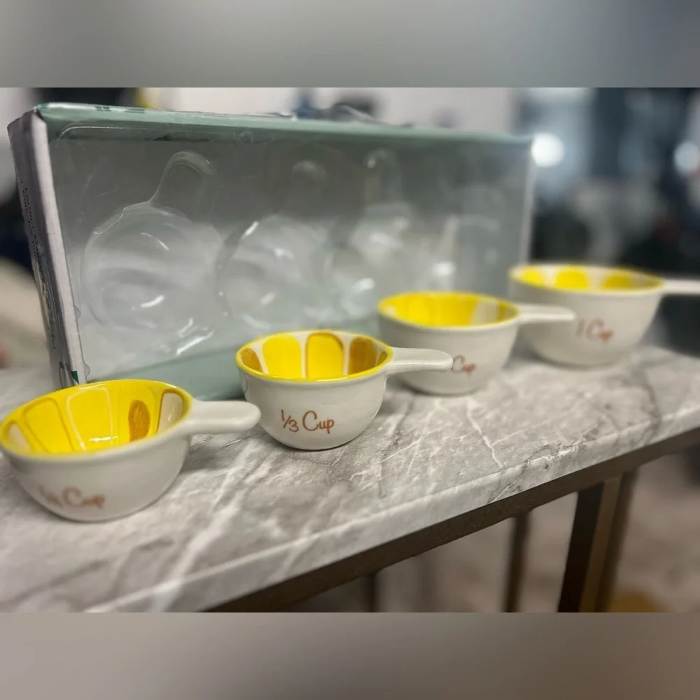 NWT Trina Turk Lemon Pattern Measuring Cups